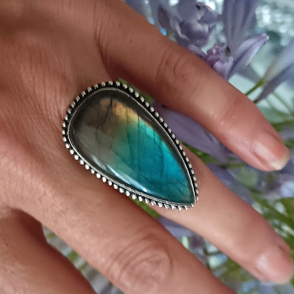 Elegant Silver Labradorite Ring - Picture 4 of 6